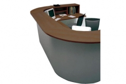 Banco reception con struttura metallica.